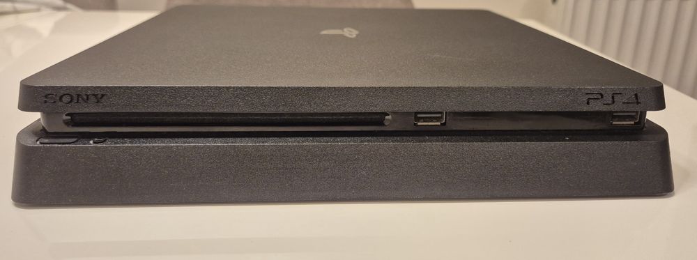 Vând PlayStation PS4