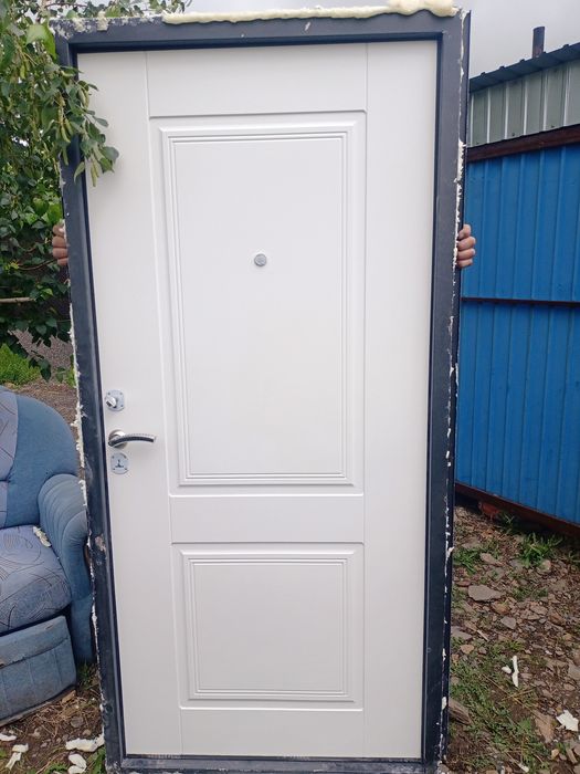 Железный входная дверь