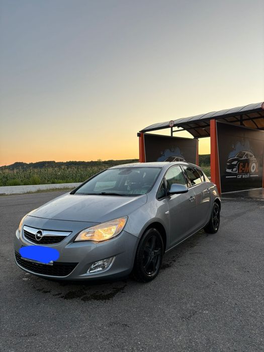 Vând Opel Astra J 2010