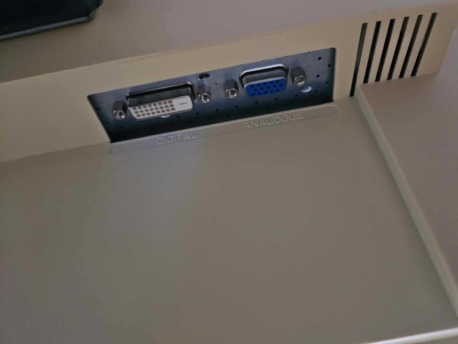 Монитор Fujitsu B22W-5 ECO 22" инча + кабели