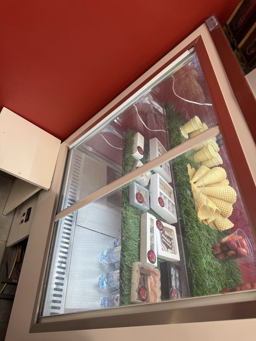 Витринный холодильник кондитерский