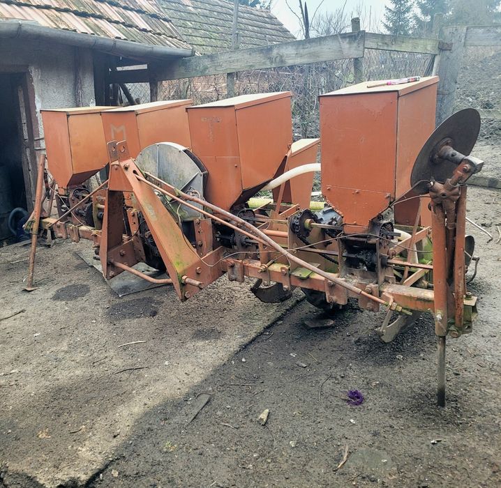 Se vinde tractor + semănătoare 4 rânduri