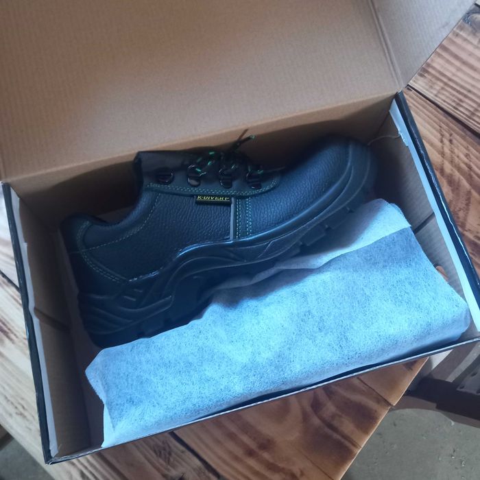 Работни обувки с бомбе