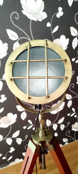 Lampa de podea trepied tip far