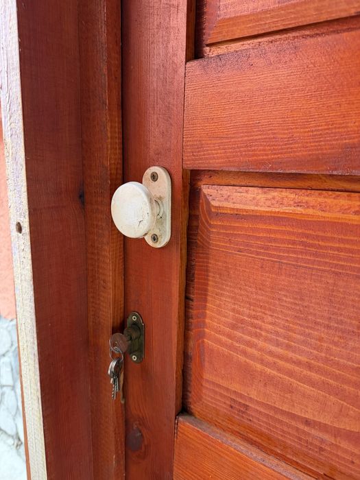 Usi din lemn de brad masiv