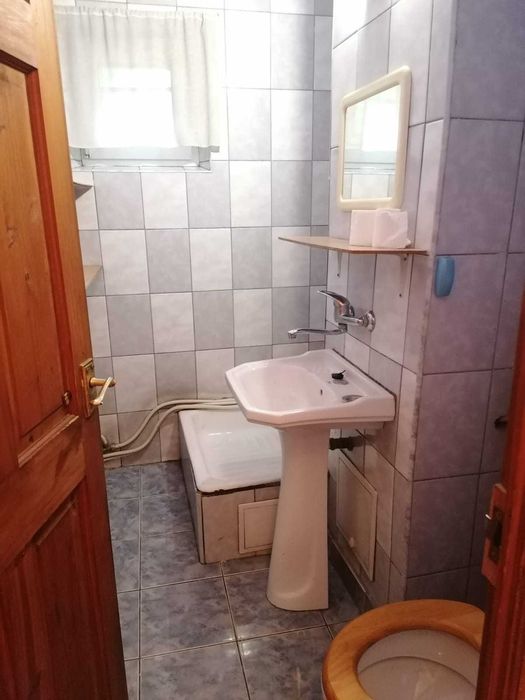 Inchiriez o camera cu baie proprie