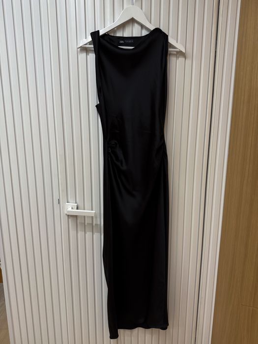 Черна сатенена рокля с подчертана талия Zara