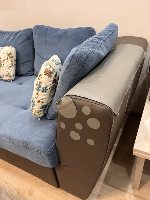 Голям диван с леки забележки