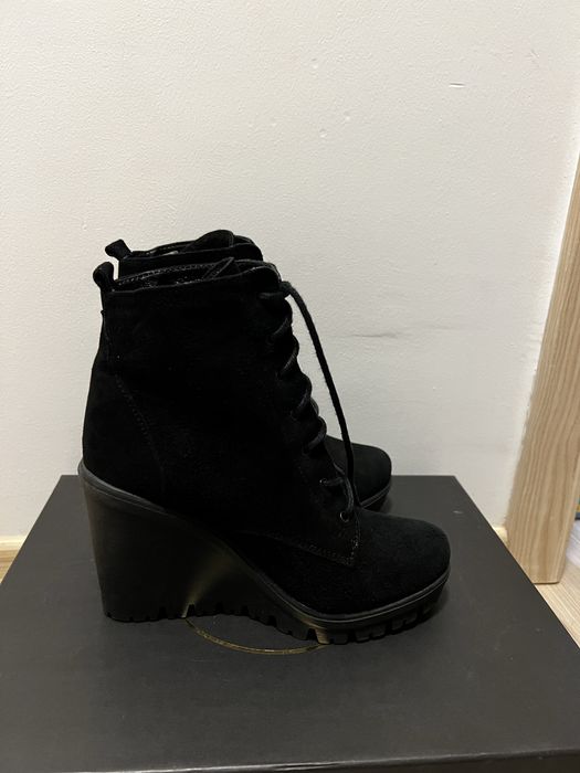 Botine piele intoarsa si blanita