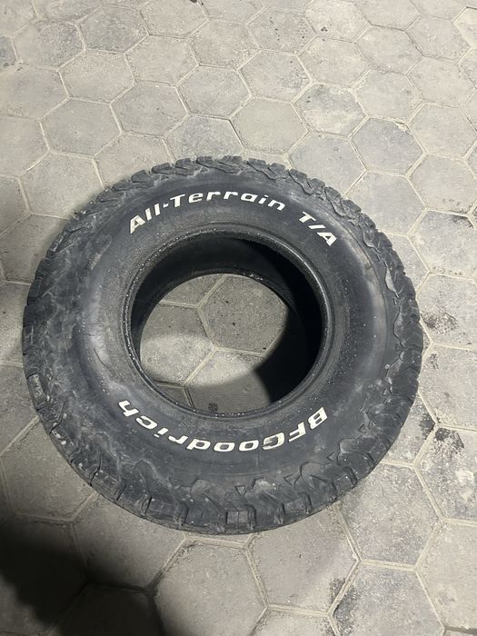 Продаю шины гризавой коплект