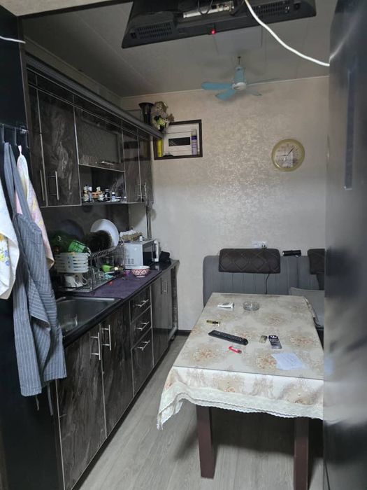 Продам 2х комнотную квартиру на 1-вом этаже с подвалом и трассой.