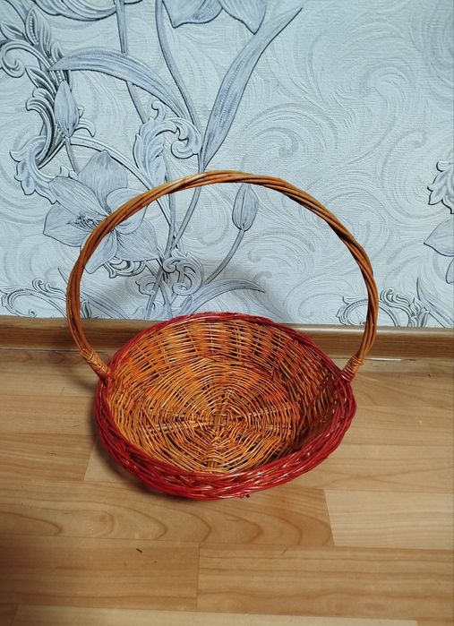 Плетёная корзина подарочная