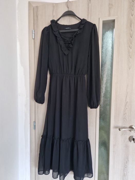 Черна дълга рокля