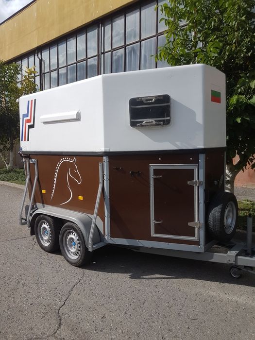 Ремарке тип каравана за транспорт на коне