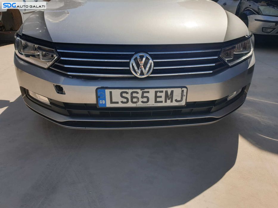 Bara Spoiler Fata cu Grile si Proiectoare Fara Grila cu Emblema cu Imperfectiuni Volkswagen Passat B8 2015 - 2019 Culoare LB7W [C3912]