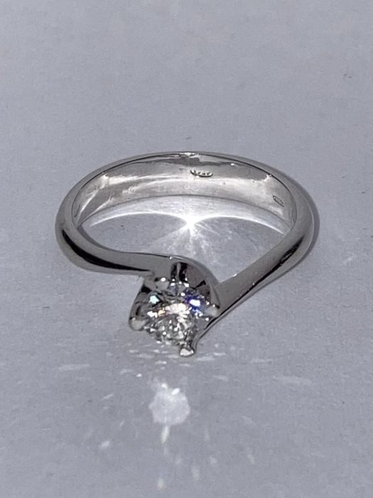 Inel solitaire aur alb 18kt.cu diamant 0.42ct