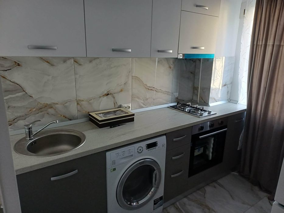 Vând garsonieră renovată total și mobilată modern pat matrimonial frigider cuptor aer condiționat cabină duș mașină de spălat haine nouo