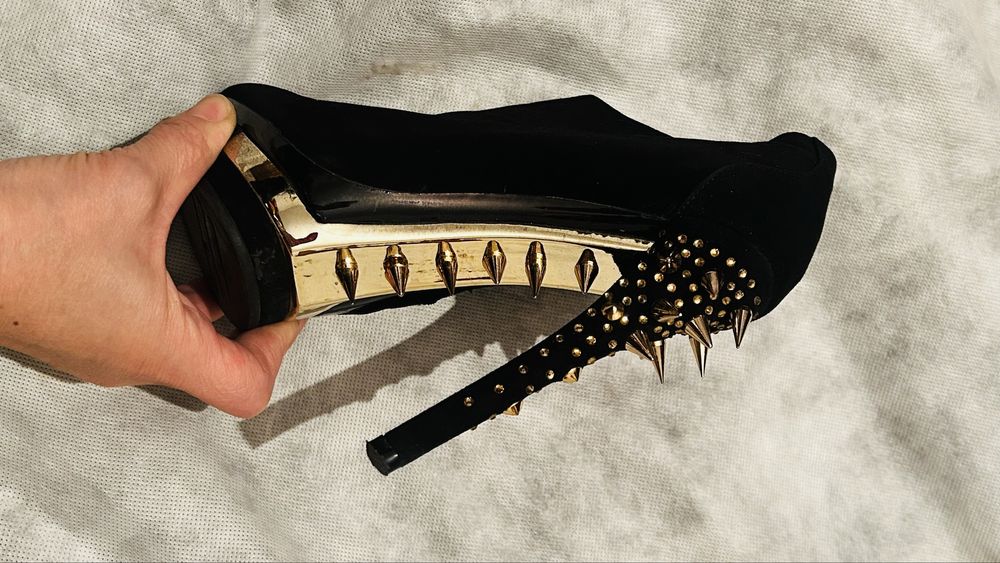 Эффектные ботильоны для