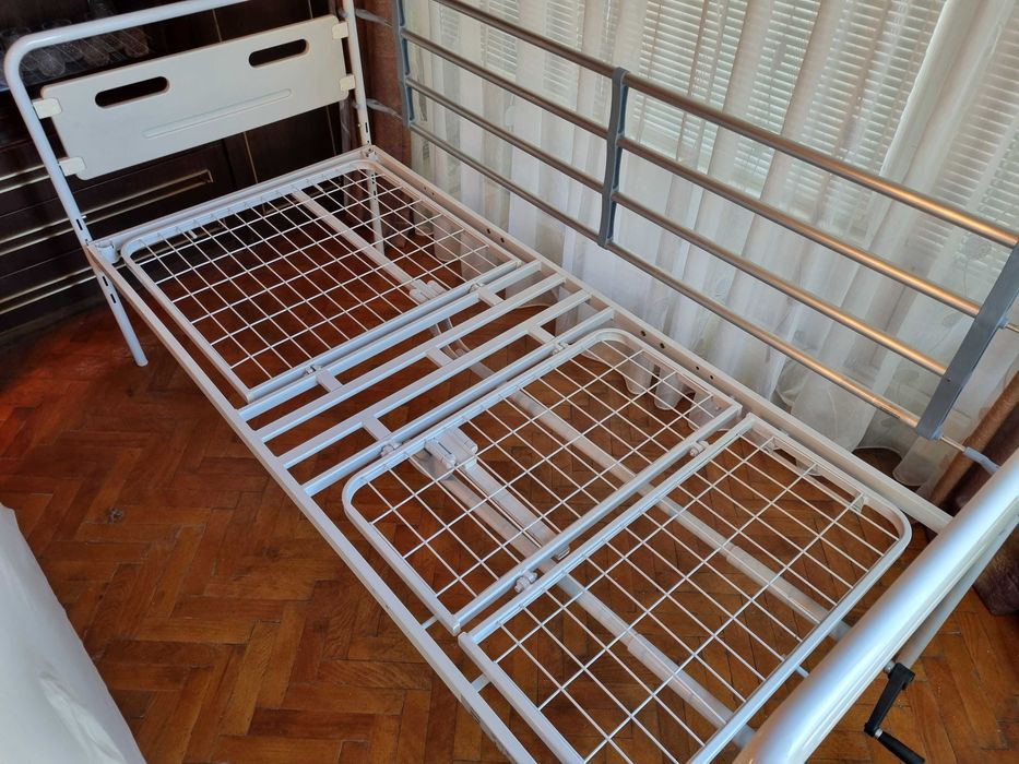 Механично болнично легло със странична преграда.