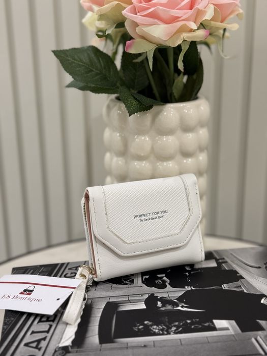 Бяло портмоне с отделения