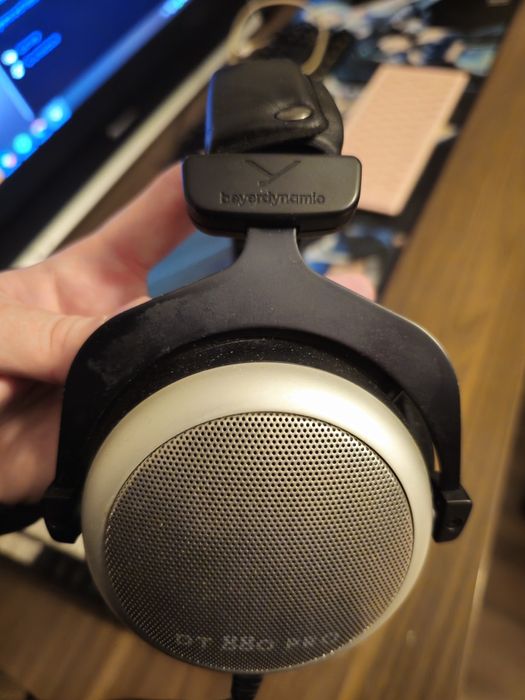 Studio headphones Beyerdynamic DT 880