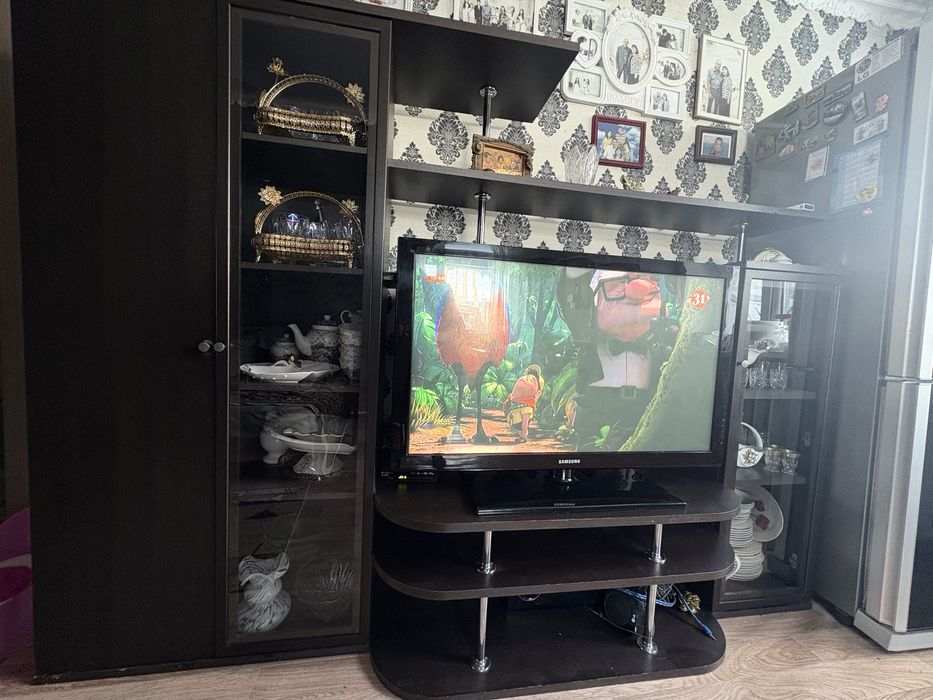 продам шкаф сервант срочно