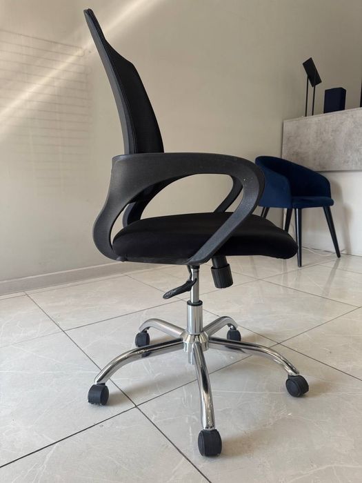 Продаётся офисное кресло на колёсах