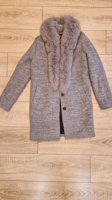 Вълнено палто с богата яка от лисица
