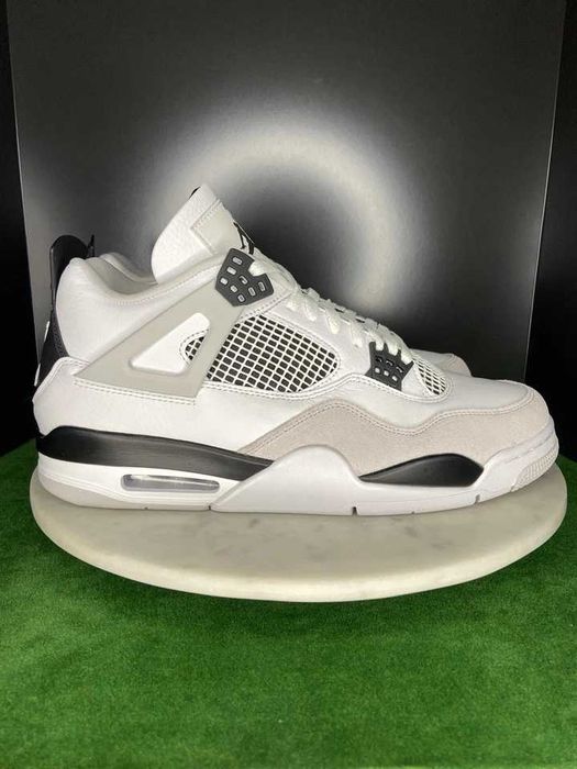 Sneakers Jordan4 Military Black cu eticheta (nu Nike, Gucci, Adidas, Balenciaga)