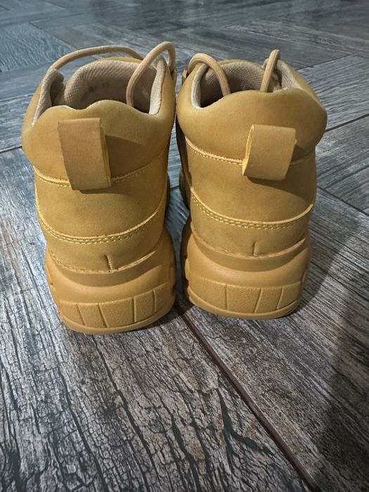 Продам кроссовки удобные 37р