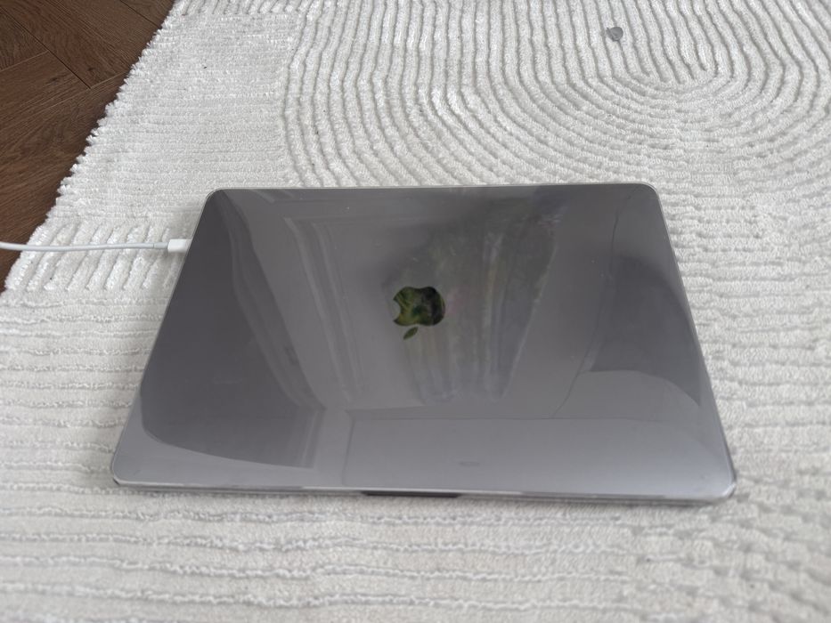 Apple MacBook Pro13.3" / 8 Гб / SSD 256 Гб