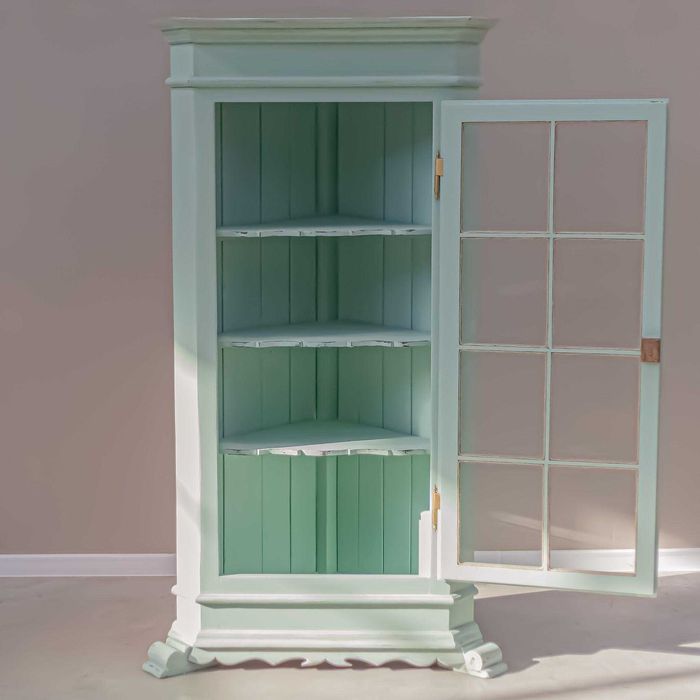 Реновирана ъглова витрина от масив