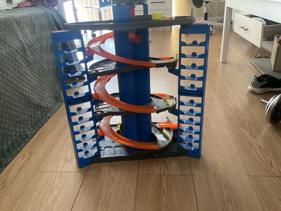 Продам Hot Wheels Mega Garage в отличном состоянии