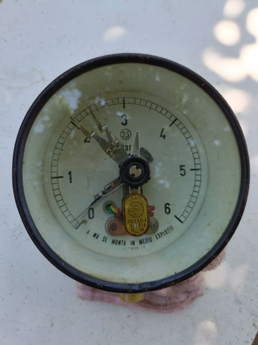 Manometru cu contact