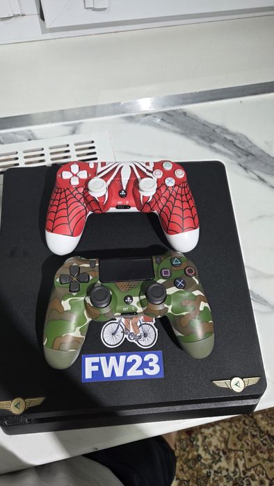 пс 4 слим с 2 джостиками 8 игр 520гб