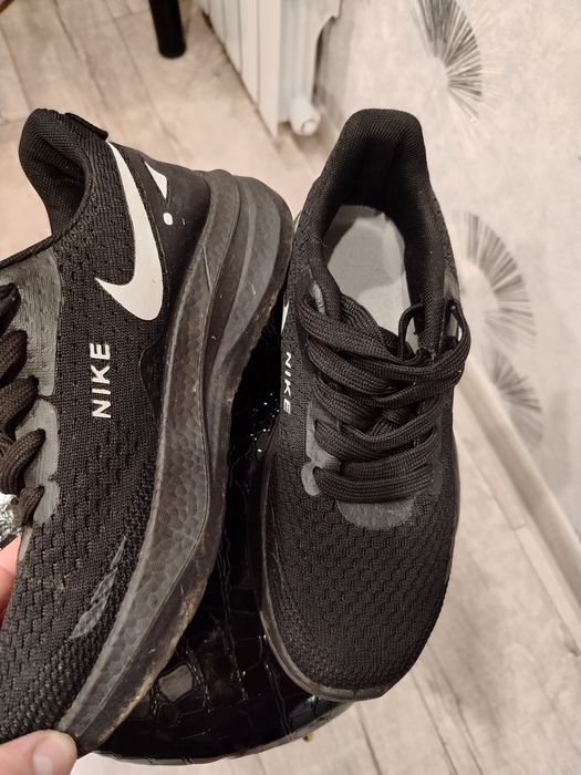 Продам кроссовки