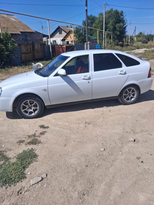 Продам авто Lada Priora хэтчбэк 2011 года.