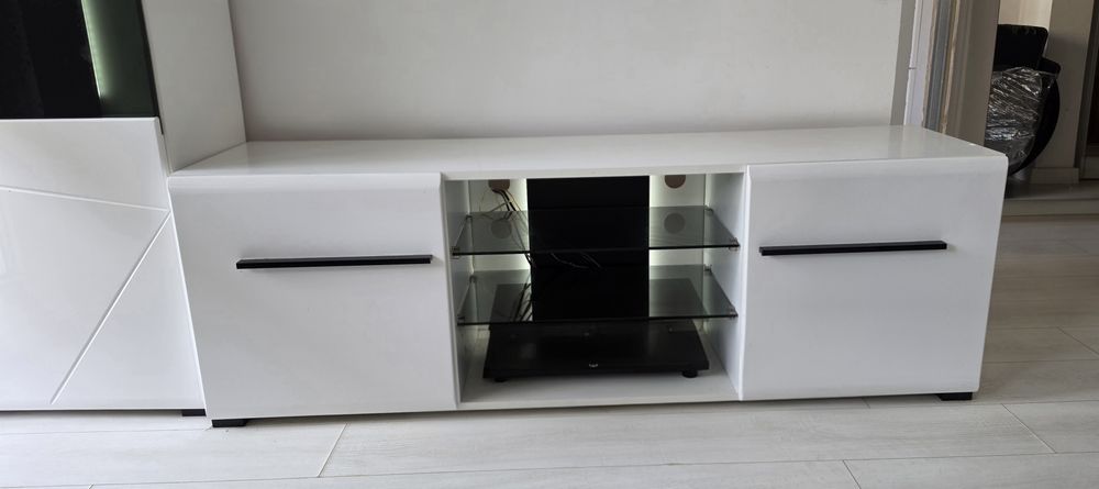 ТВ шкаф/витрина с LED осветление