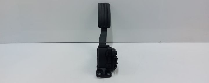 Pedala acceleratie 8200386506D Dacia Logan prima generatie (facelift)