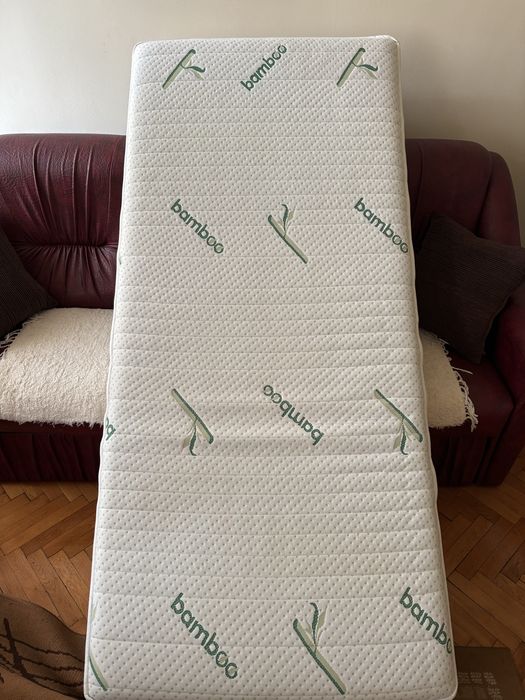 Pat cu saltea 90 x 200 ca nou din Italia