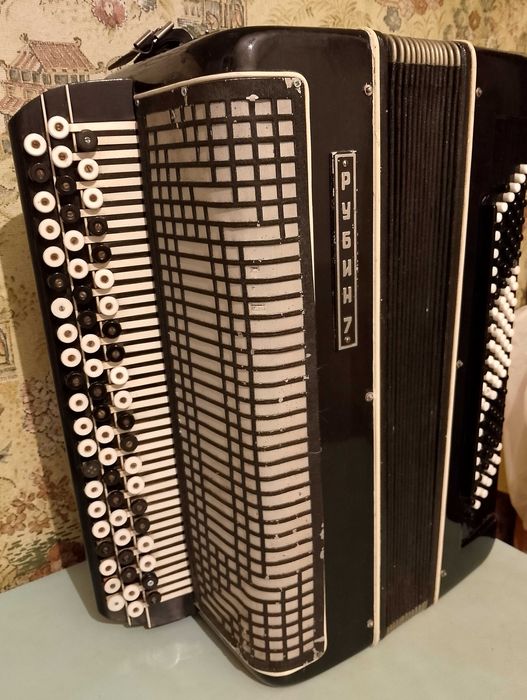 Продам Баян Рубин 7