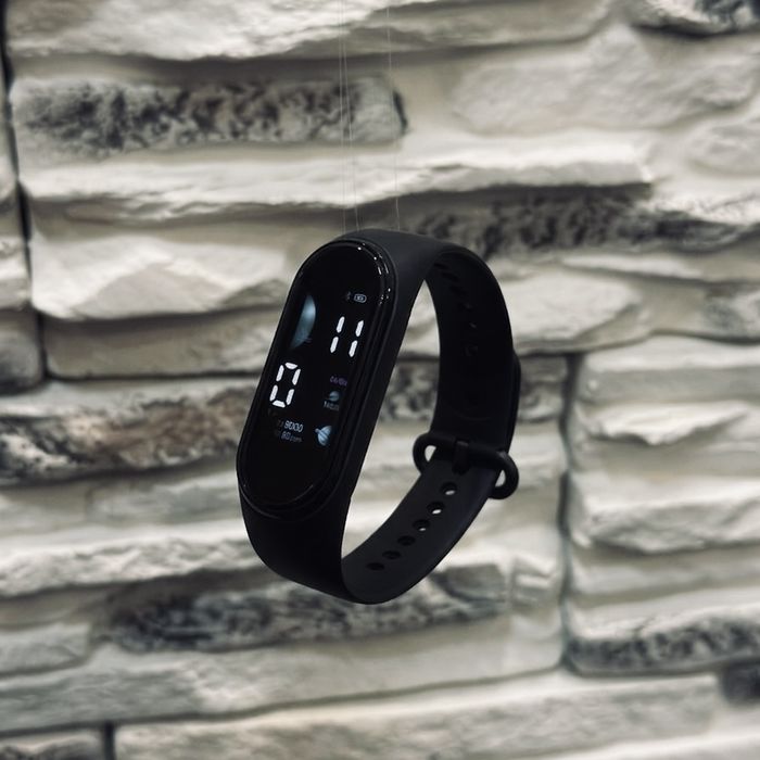 PulseTime: Елегантен Дигитален Часовник – Наличен в Черно и Бяло