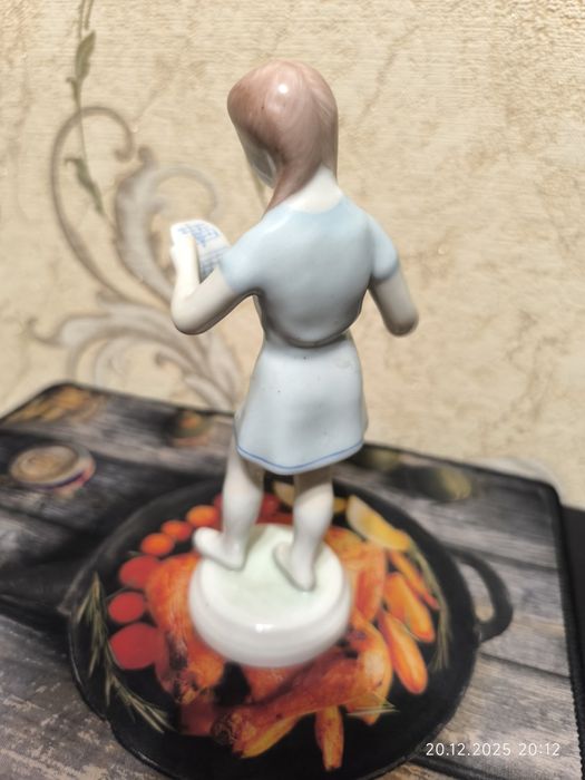 Фарфоровая статуэтка.