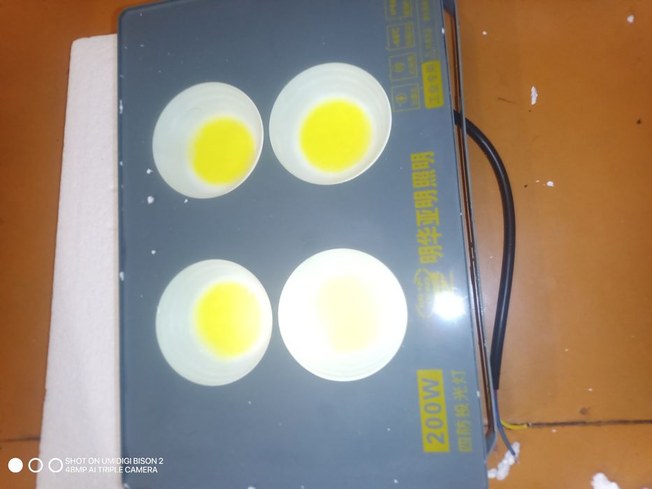 Продам новый прожектор 200 ватт.