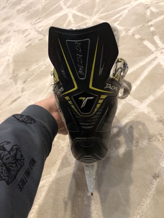 Коньки хоккейные