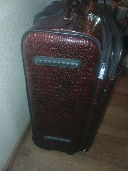Чемодан на колёсиках