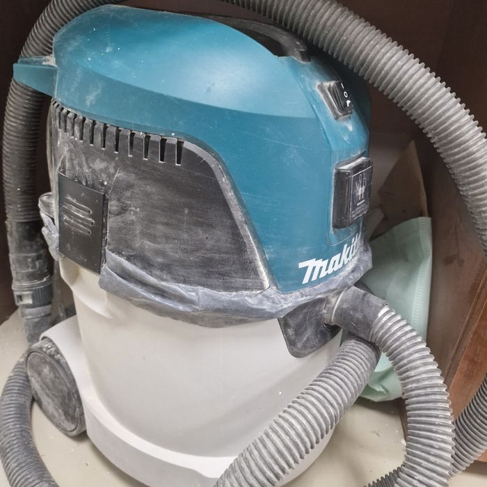 Продам промышленный пылесос макита