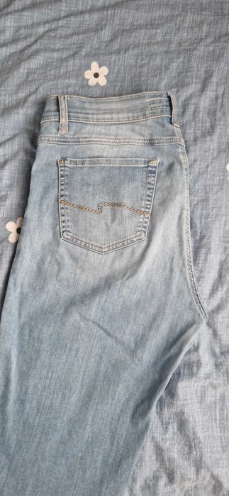 Donez bluza pe gat, blugi si o esarfa