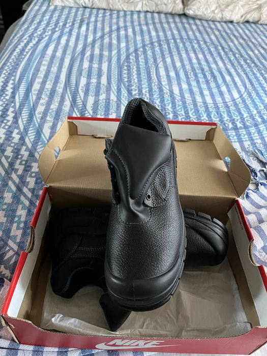 Bocanci cu bot metalic