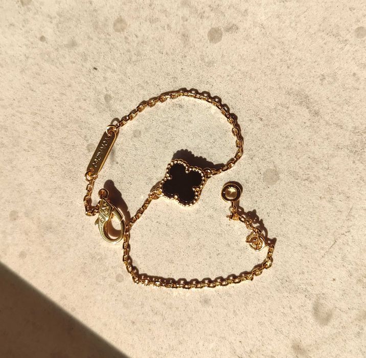 Гривна с малка червена детелина Van Cleef & Arpels VCA Sweet Alhambra